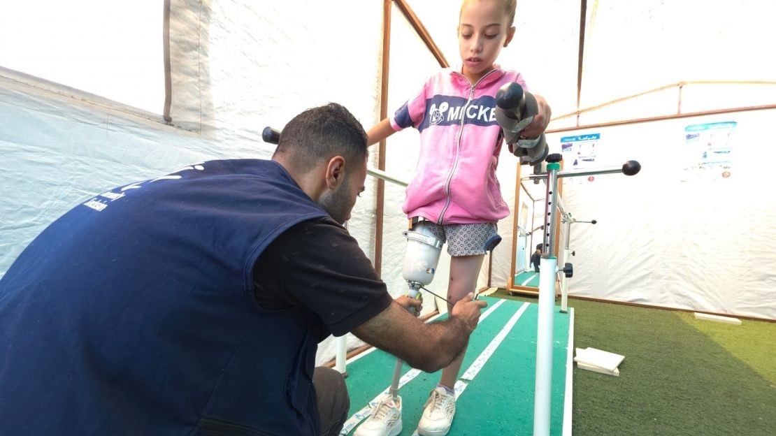 Malak, 9 ans, marche à nouveau grâce à une prothèse
