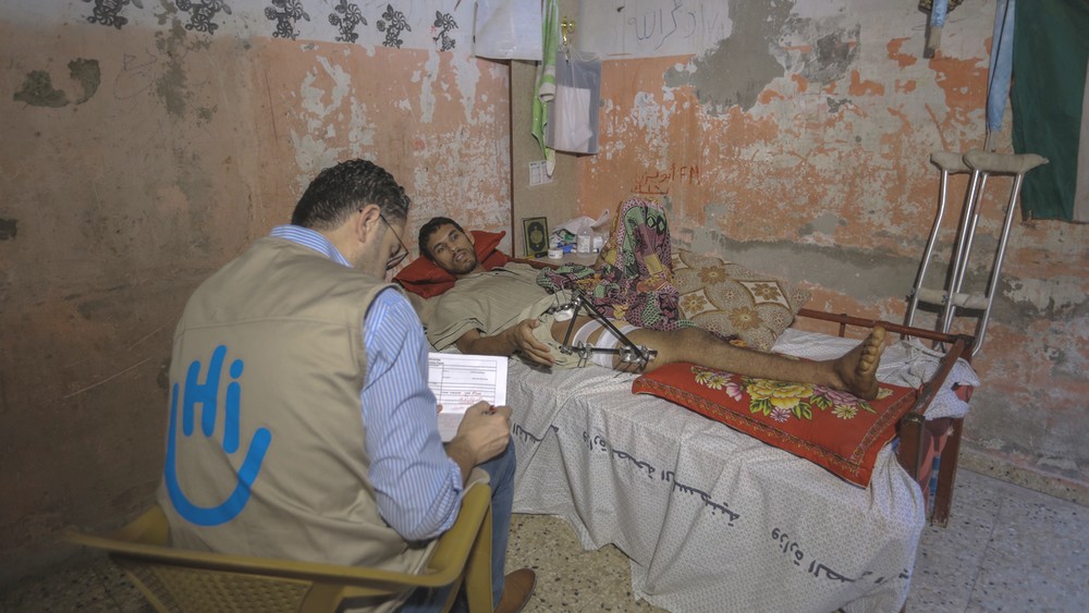 Un membre de l’équipe mobile de HI évalue les besoins de Mohammed, juin 2018 © Hardy Skills / HI