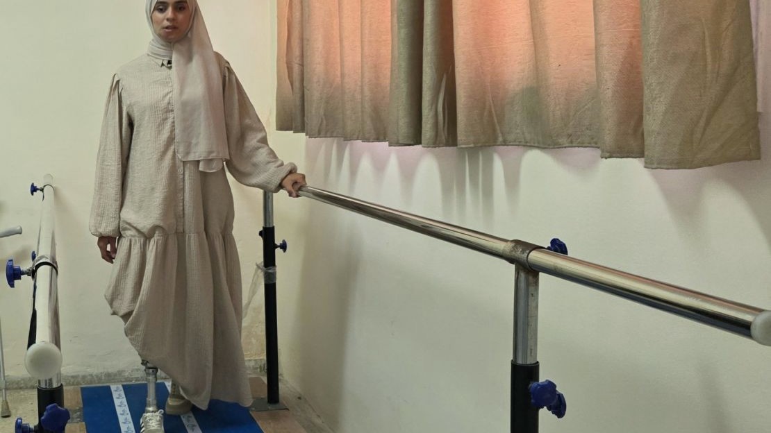 Une jeune femme dans un centre de réadaptation à Gaza.