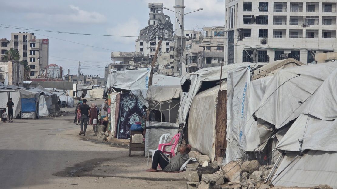 Vue des destructions et des camps dans Gaza