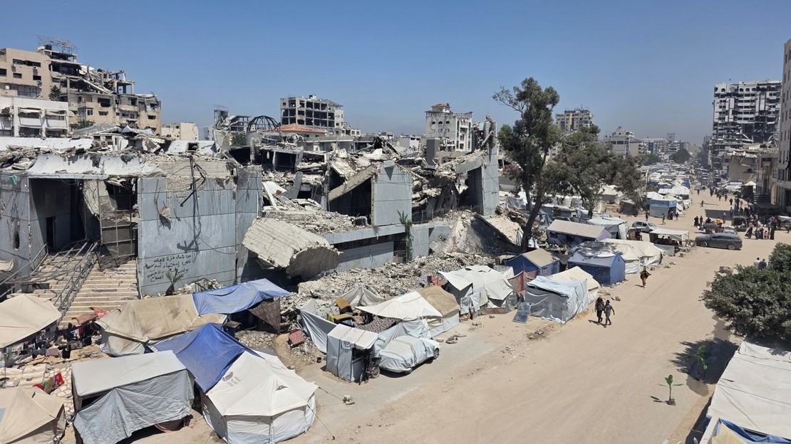 Destruction et camps de déplacés à Gaza.
