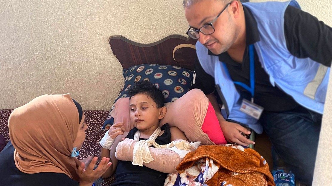 Le personnel et les bénévoles de HI évaluent les besoins et fournissent des appareils et des kits d'assistance aux personnes déplacées dans les abris d'urgence, à Rafah, Gaza, octobre 2023.