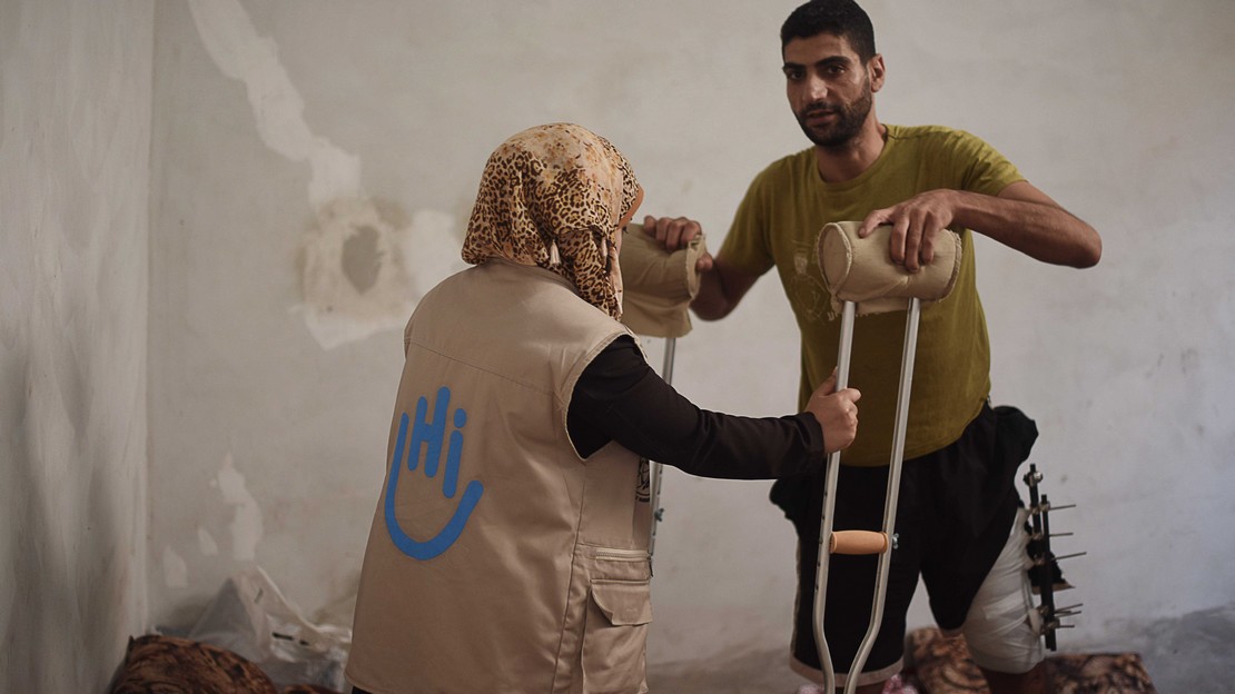 Un personnel de Handicap International à Gaza avec un blessé par balle
