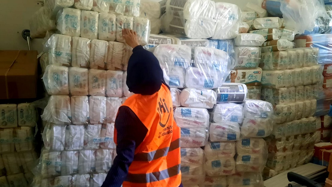 Une volontaire de HI dans un entrepôt de la bande de Gaza, octobre 2023.