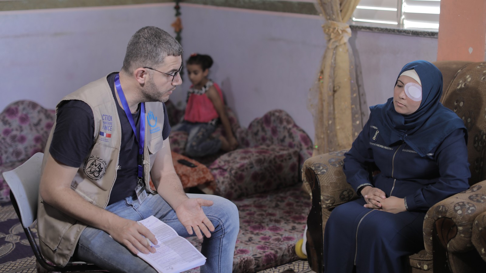 Zena avec un membre de l'équipe HI qui recueille ses besoins