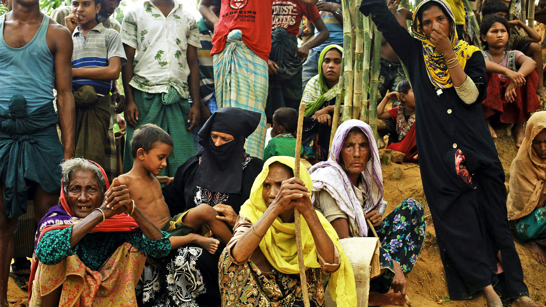 Femmes Rohingyas attendant de l'aide au Bangladesh. Handicap International intervient auprès des plus vulnérables dans tout le district de Cox Bazar, frontalier du Myanmar, dans la ville de Cox Bazar et son hôpital, ainsi que dans les deux camps de réfugiés gérés par le HCR où nous avons depuis de nombreuses années deux centres de réadaptation.