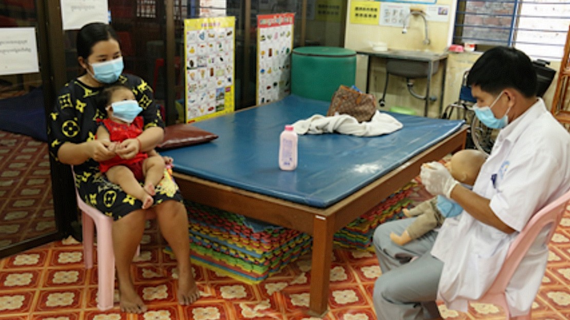 Au Cambodge, séance de formation à la santé mère-enfant avec Handicap International