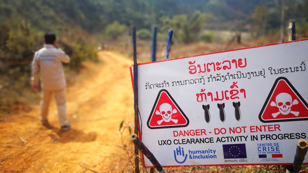 Panneau d'entrée dans une zone de déminage de Handicap International au Laos