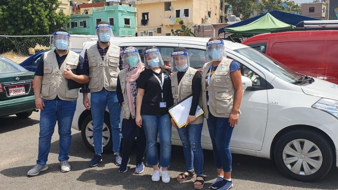 Les membres de l'équipe Handicap International de Zeina se préparent à rencontrer les victimes de l'explosion à Beyrouth au Liban