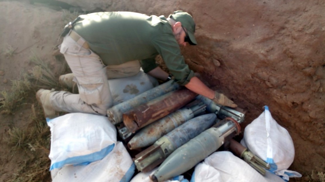 Simon Elmont, chef d'équipe de Handicap International, dispose les armes collectées qui sont destinées à être détruites.