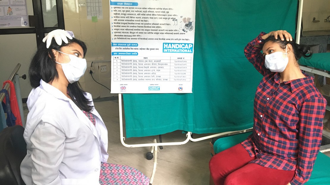 Séance de réadaptation par Handicap International durant l'épidémie de Covid-19 au Népal