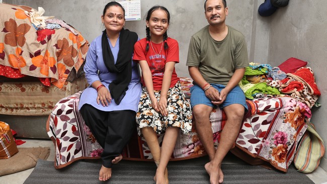 Unisha, 13 ans, au Népal avec ses parents © A. Thapa / HI