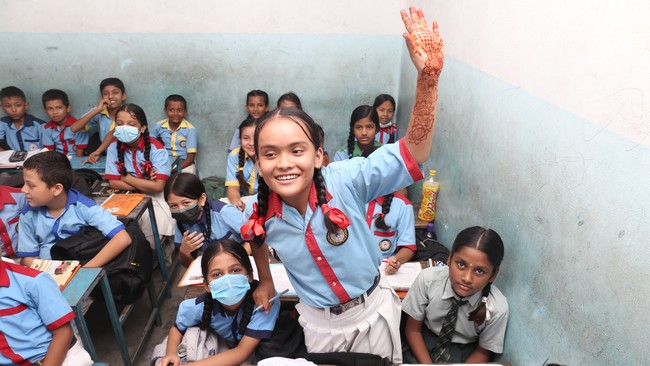 Unisha, 13 ans, complètement intégrée dans son école, participe à la classe © A. Thapa / HI
