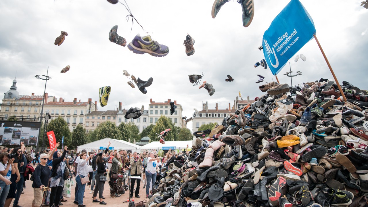 Chaussures lancées sur la Pyramide de Handicap International à Lyon en 2019