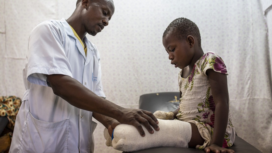 Kisubizo, victime de conflit, suit une séance de réadaptation avec Jean-Claude Karengane, kiné de Handicap International à Rutshuru en République démocratique du Congo