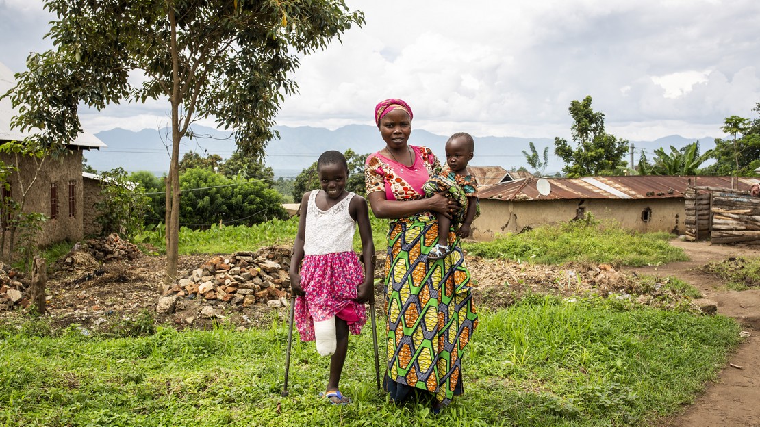 Jacquie, mère de 7 enfants, avec sa fille Kelvine, toutes les deux victimes de conflit au Nord Kivu en RDC, devant l'hôpital de Rutshuru.