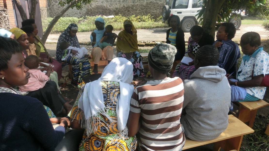 Groupes de partage organisés au Rwanda par Handicap International pour apporter un soutien psychologique aux victimes de violence, notamment celle liée au génocide