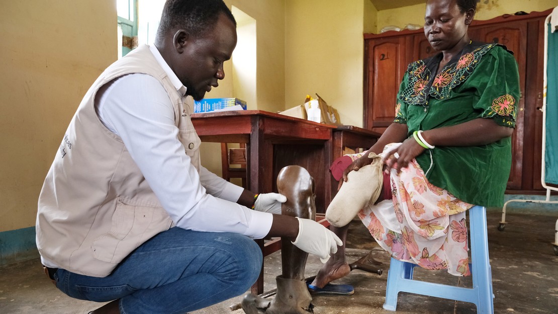 Soudan du Sud. Mayda a été blessée par une mine antipersonnel. Elle vient au centre de réadaptation pour recevoir une nouvelle prothèse et de nouvelles béquilles.