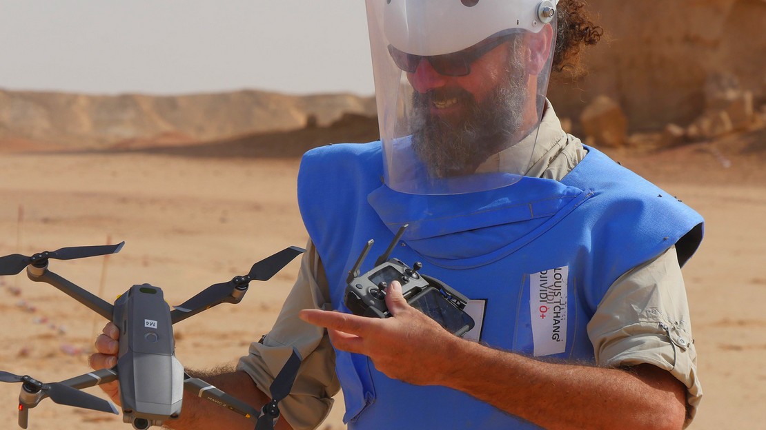Premiers essais de drones au Tchad par Handicap International pour repérer la présence de mines enfouies