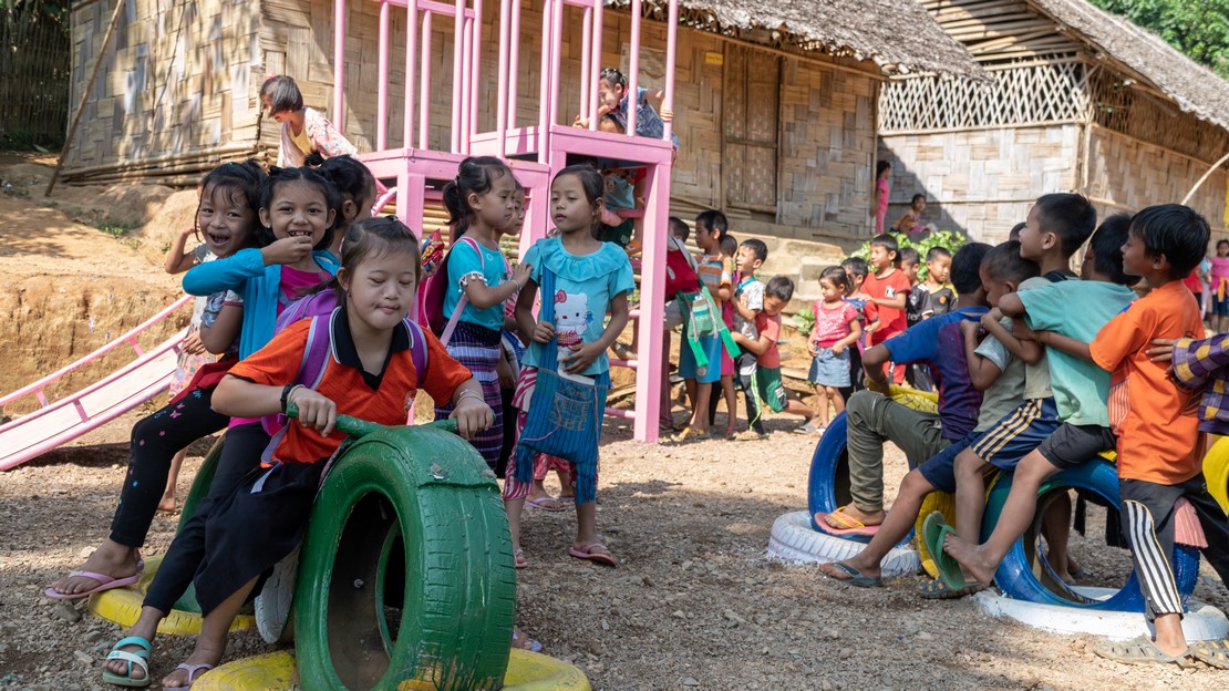 Camp de réfugiés Ban Mai Nai Soi dans la province de Mae Hong Son en Thaïlande. Au premier plan : Su Meh, une fillette porteuse de trisomie 21. Peu de temps avant la photo, elle refusait de communiquer (image d'archive Handicap International).