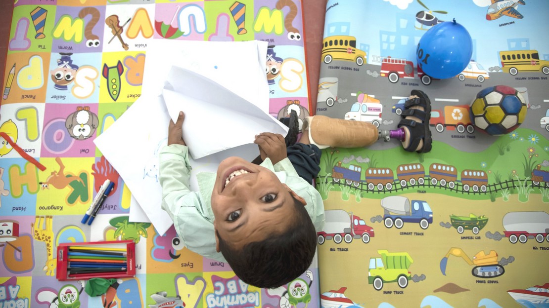 Marwan et sa famille ont été victimes d’un bombardement au Yémen. Accompagné par Handicap International, le jeune garçon réapprend progressivement à vivre.