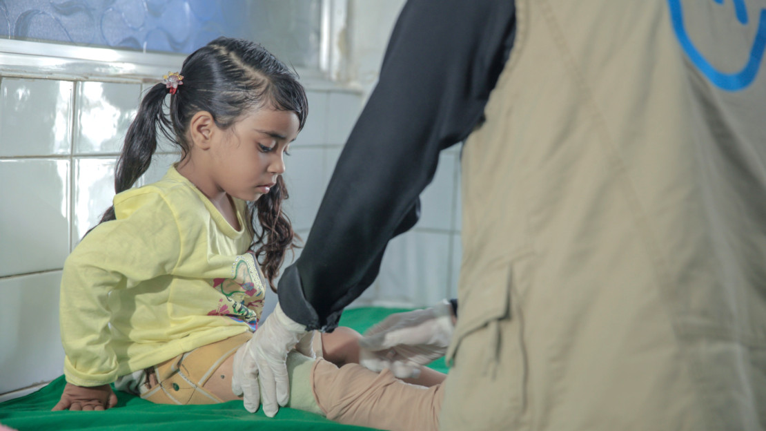 Hala, 4 ans, amputée suite à une frappe aérienne au Yémen. Elle est accompagnée par Handicap International dans son parcours de réadaptation.