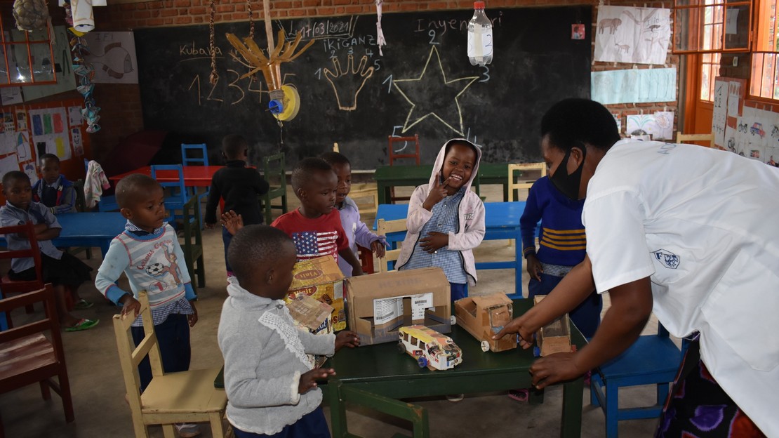 Moment d’apprentissage au sein d’un centre de développement pour la petite enfance au Kenya, encadrant des enfants de 6 mois à 6 ans. Un éducateur réalise des activités de développement en utilisant le matériel éducatif fourni par Handicap International (puzzles, balles de stimulation lumineuse ou sonore). Ce matériel permet de stimuler les enfants en bas âge et contribue ainsi à leur développement inclusif pour atteindre leur plein potentiel.