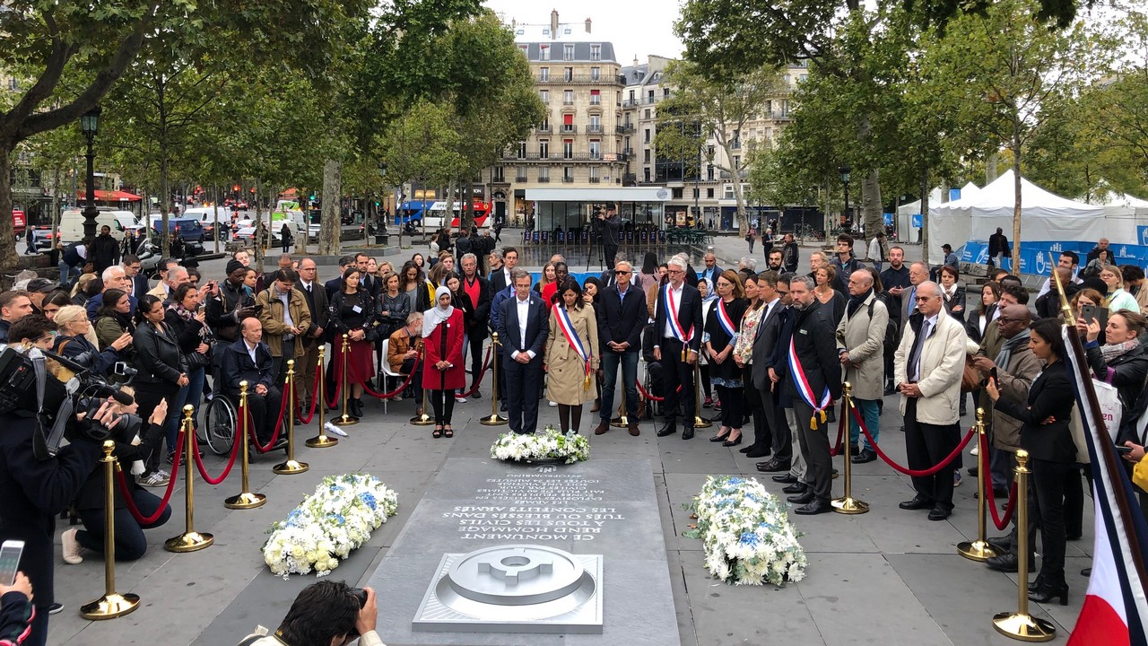 L'inauguration du Monument au civil inconnu place de la République à Paris, le 26 septembre 2019, par Handicap International en présence de la maire de Paris Anne Hidalgo