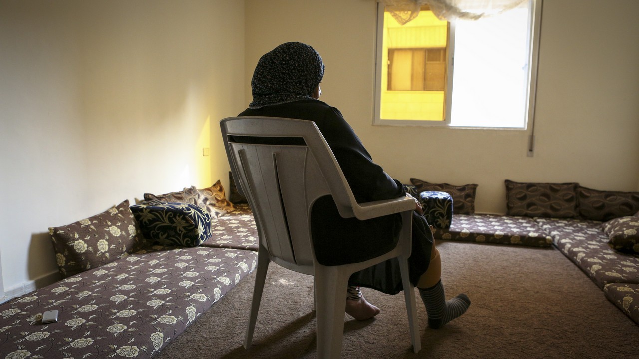 Myriam assise dans son salon en Jordanie