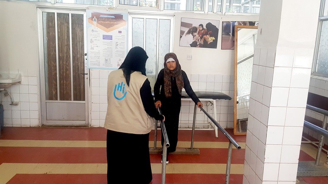 Au Yémen, Raja fait des exercices pour apprendre à marcher avec sa prothèse avec le soutien de Handicap International