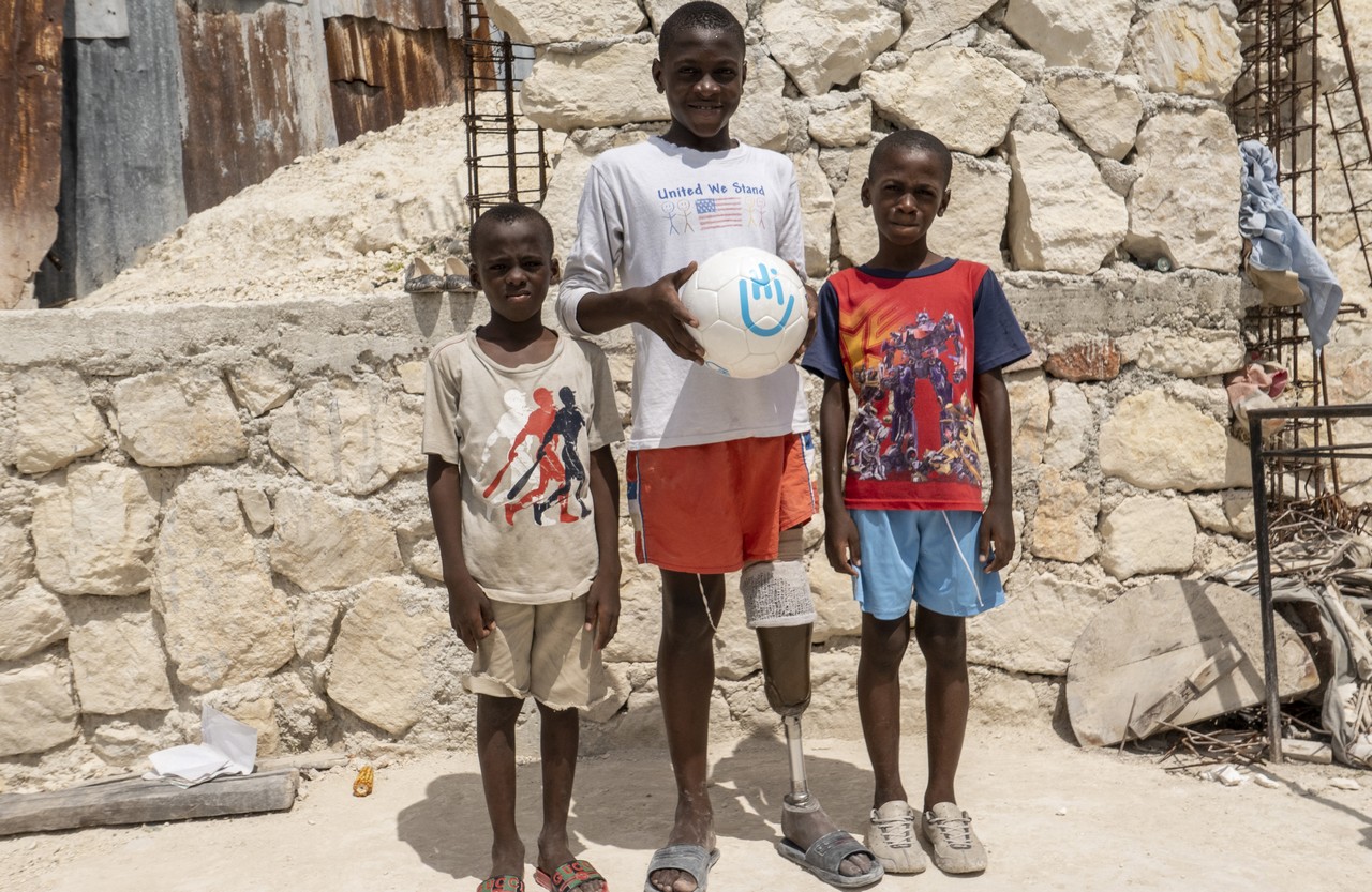 Moïse, 13 ans, et son frère aiment jouer au foot. Moïse a perdu sa jambe suite au séisme de 2010 en Haïti. Il a reçu une prothèse grâce au soutien de Handicap International.