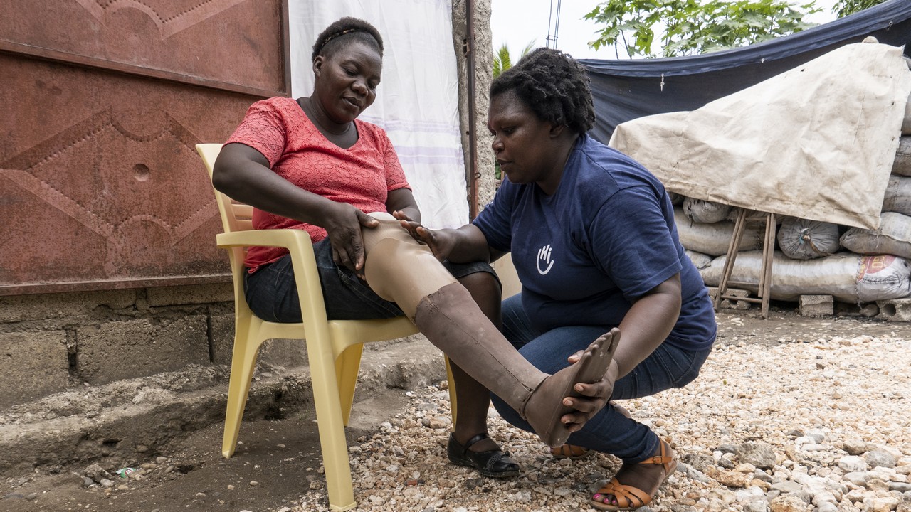 Depuis le terrible séisme qui a ravagé Haïti en 2010, Maryse s'est habituée à sa prothèse. Elle est toujours suivie par Handicap International.