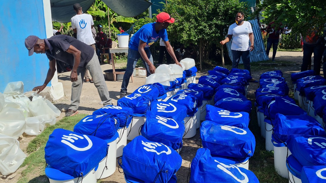 Distribution de kits d'hygiène par Handicap International en Haïti après le séisme du 14 août 2021
