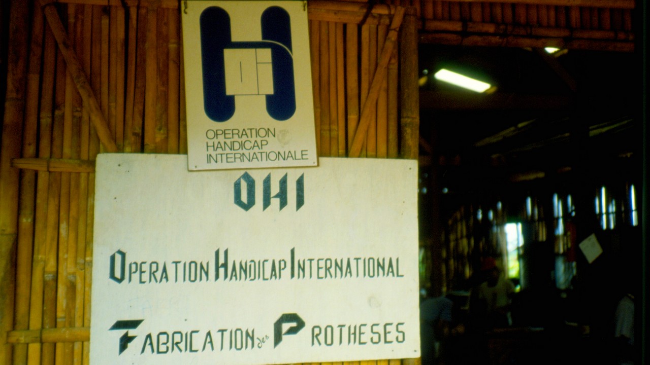En 1983, l'un des premiers ateliers d'appareillage de Handicap International au Cambodge dans le camp de réugiés de Kao I Dang