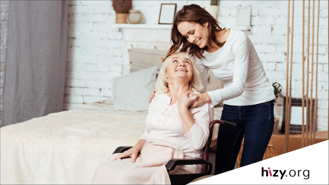 Image d'illustration montrant une personne en fauteuil roulant et son aidant