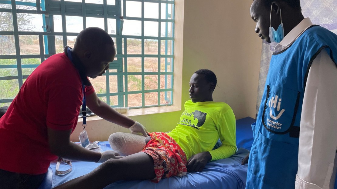 Andrew Mwangi, à gauche, avec un patient au Kenya pour son appareillage