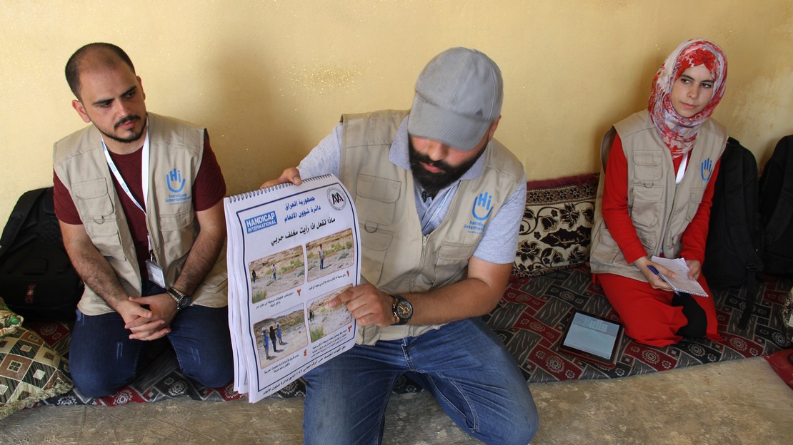 Séance d'éducation aux risques des restes explosifs de guerre dans le village de Kafrouk aux alentours de Mossoul en Irak (photo d'archive 2019)