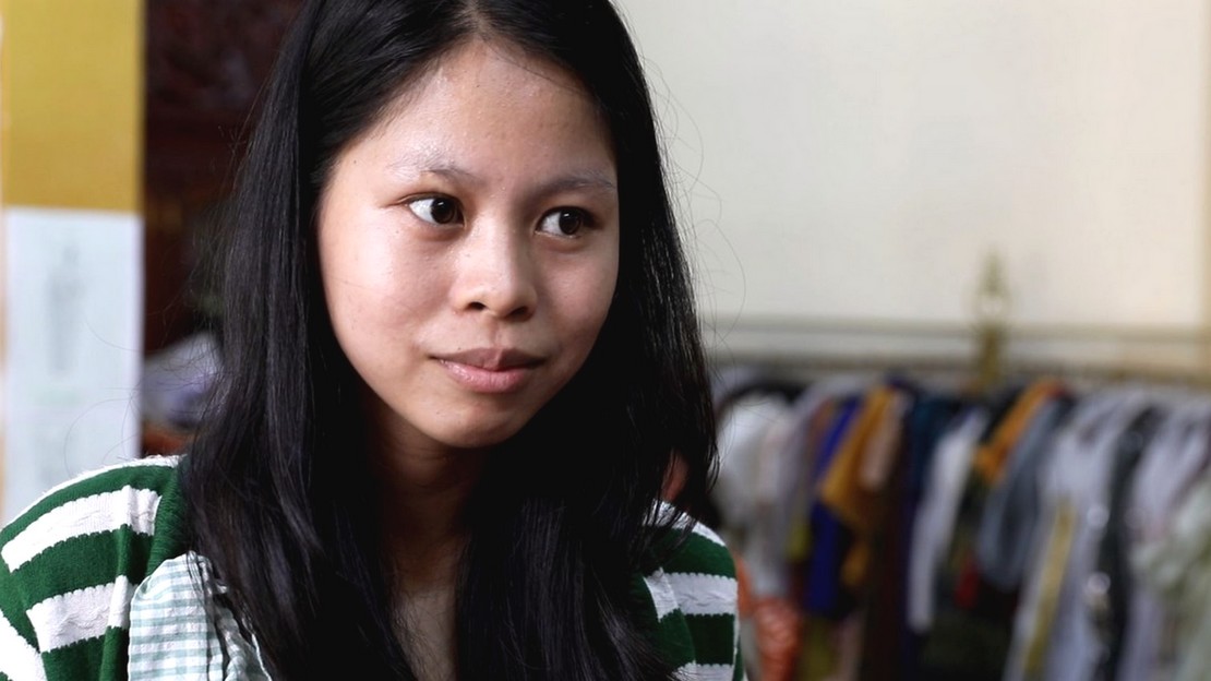Portrait de Kanha, jeune couturière à Phnom Penh au Cambodge. Elle pose ici au sein de l'atelier de couture dans lequel elle travaille.