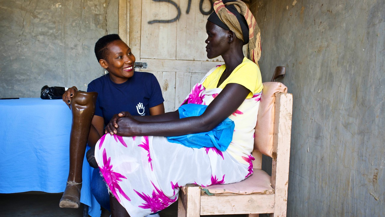 Au Kenya, les équipes de Handicap International ont fourni des soins de réadaptation à plus de 4 000 personnes en 2018. Parmi elles, Achol, une patiente suivie par Zebidah.
