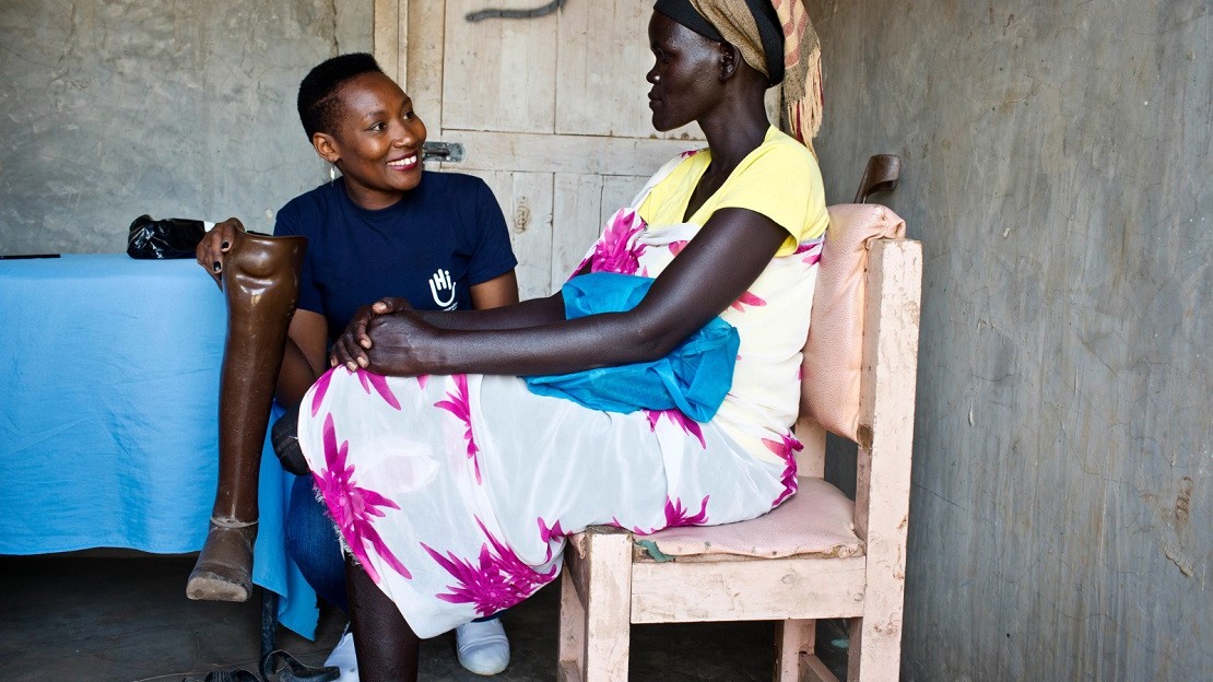 Achol, dont la jambe a été blessée par un tir puis amputée à Bor au Soudan du Sud, parle à Zebidah, une ergothérapeute de Handicap International, dans le camp de réfugiés de Kakuma au Kenya.