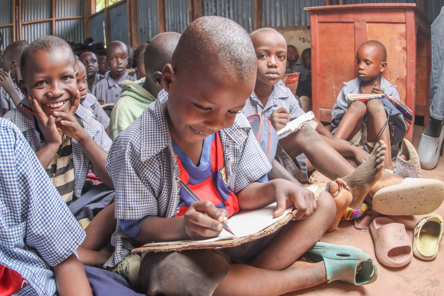 Enfants assis dans une école en Afrique.