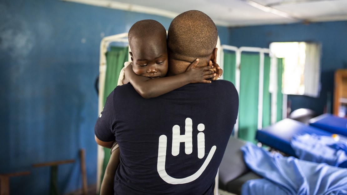 Simon Njenga, ergothérapeute de Handicap International, lors d'une séance de réadaptation avec une jeune patiente au centre de réadaptation de Kakuma au Kenya
