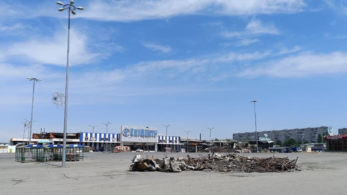 Photo prise de loin d'un supermarché en Ukraine touché par un bombardement.