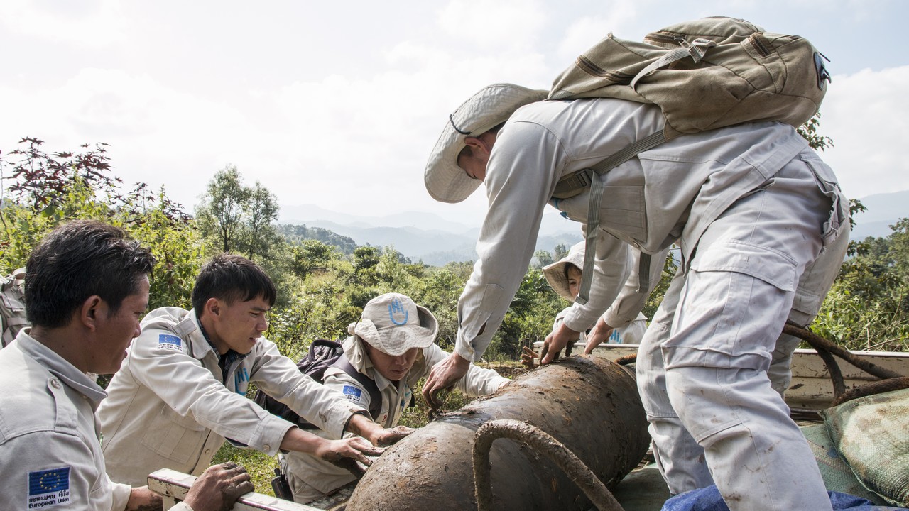 Manipulation d'une bombe par une équipe de Handicap International au Laos
