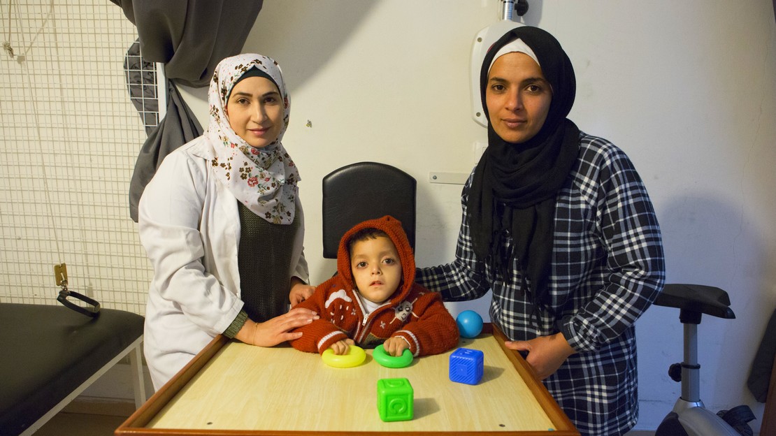 Abdel Kareem, 5ans , avec sa mère au centre de réadaptation Mousawat 
