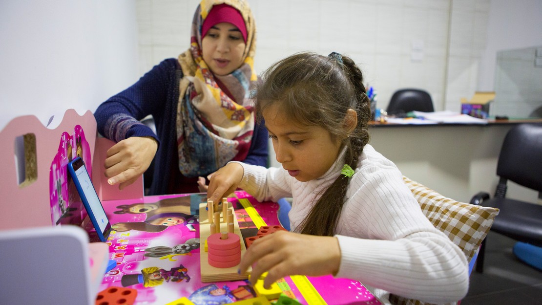 Aïsha, 8 ans, est atteinte de paralysie cérébrale. Elle bénéficie de séances d'ergothérapie et de kinésithérapie au centre de Mousawat avec le soutien de Handicap International.