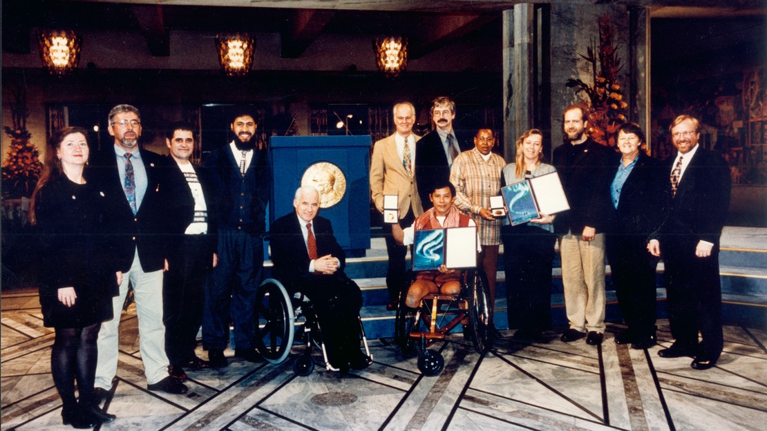 Représentants de la coalition ICBL après la remise du prix Nobel de la paix le 10 décembre 1997 à Oslo