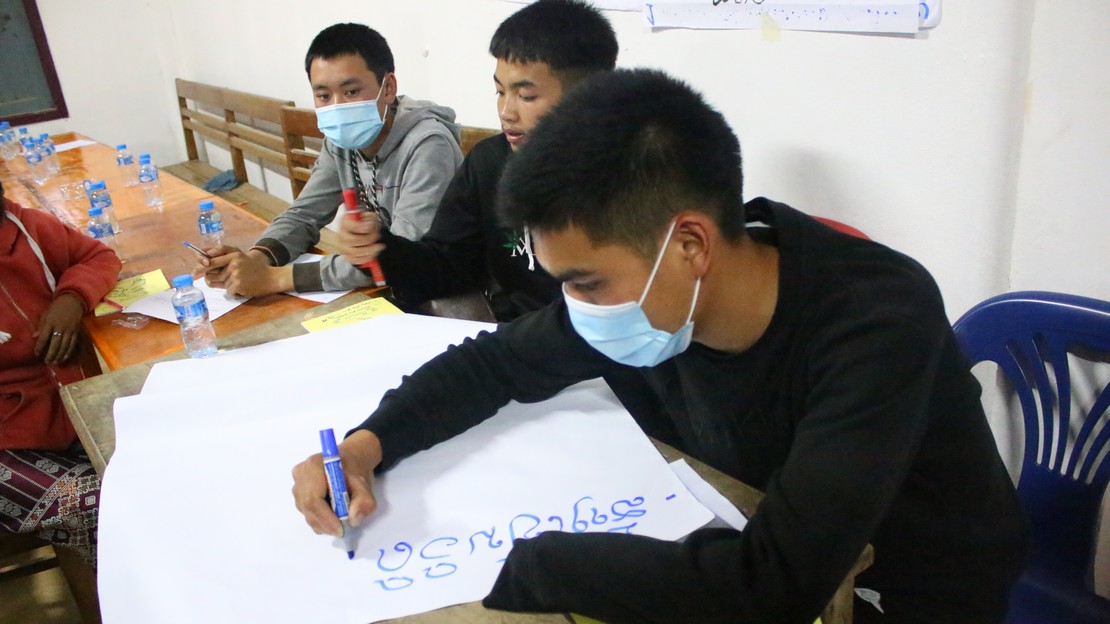 Joc, blessé par une sous-munition au Laos