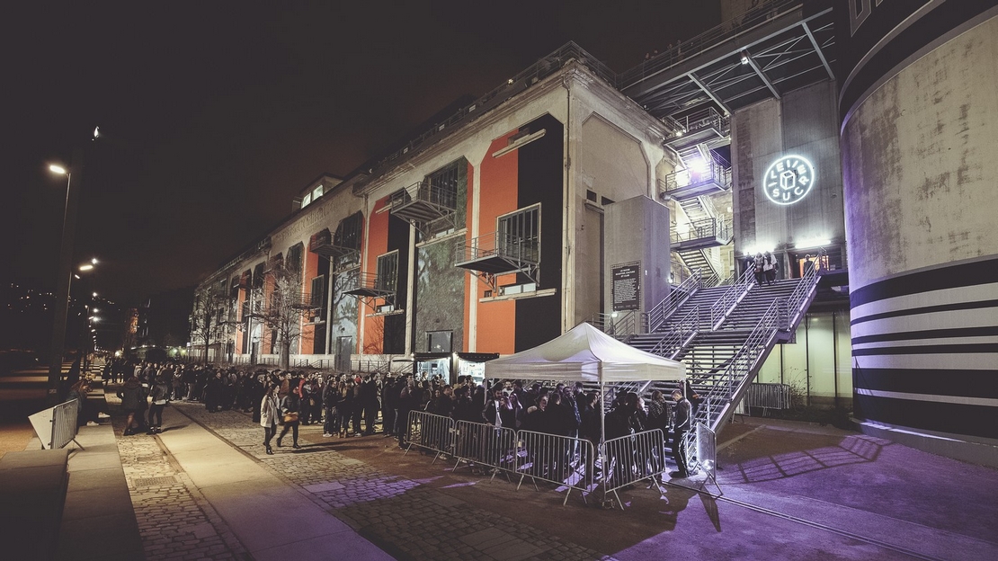 Photo de l'entrée du Sucre, un rooftop situé au-dessus de la Sucrière dans le quartier de la Confluence à Lyon