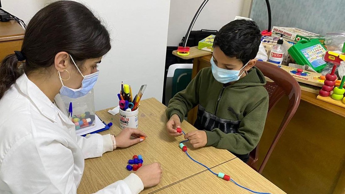 Au Liban, l'ergothérapeute de Mousawat aide Ahmad à terminer son activité